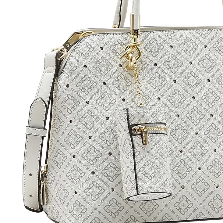 Close na bolsa Chenson off white mostrando detalhes do material e estampa monograma